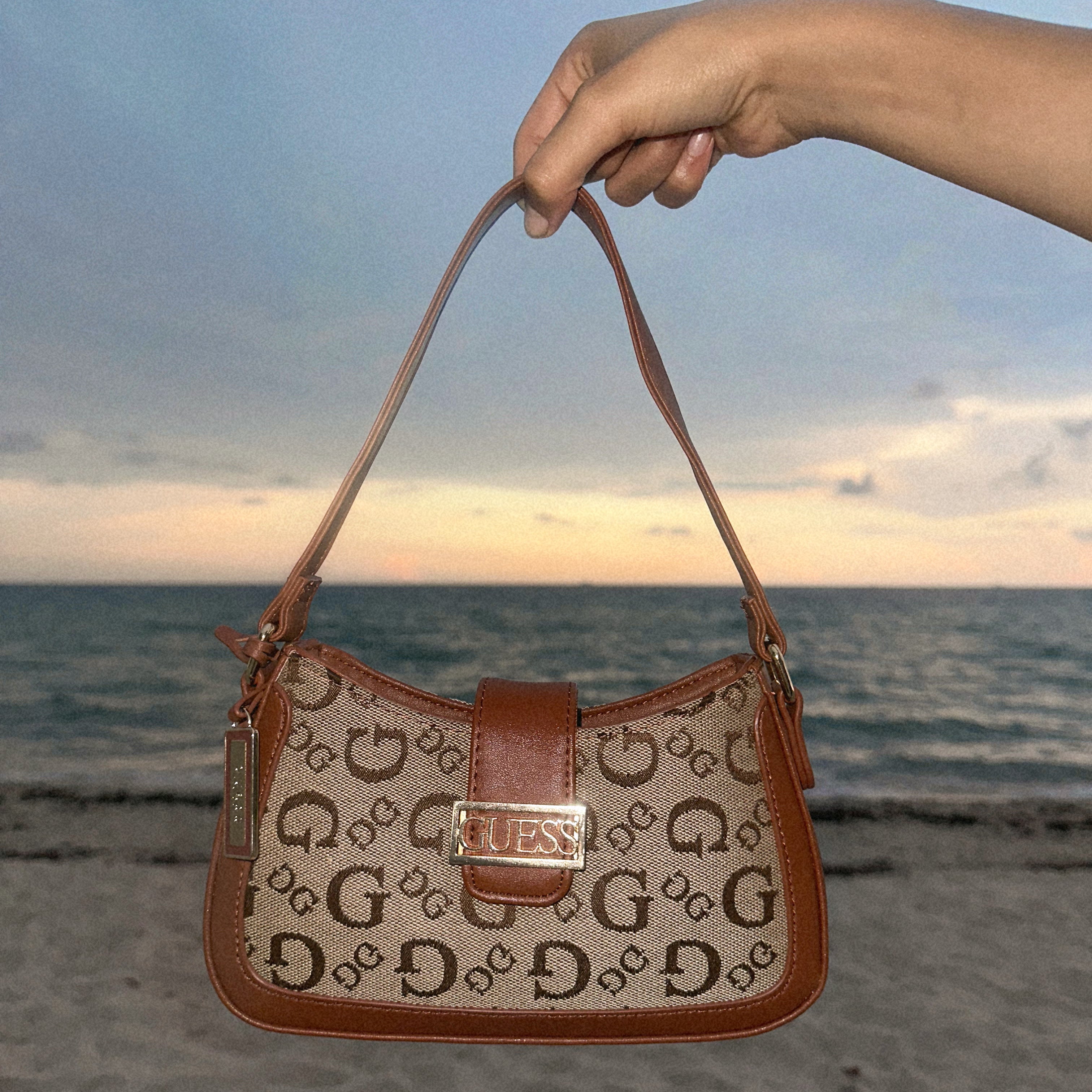 GUESS LOGO SHOULDER BAG