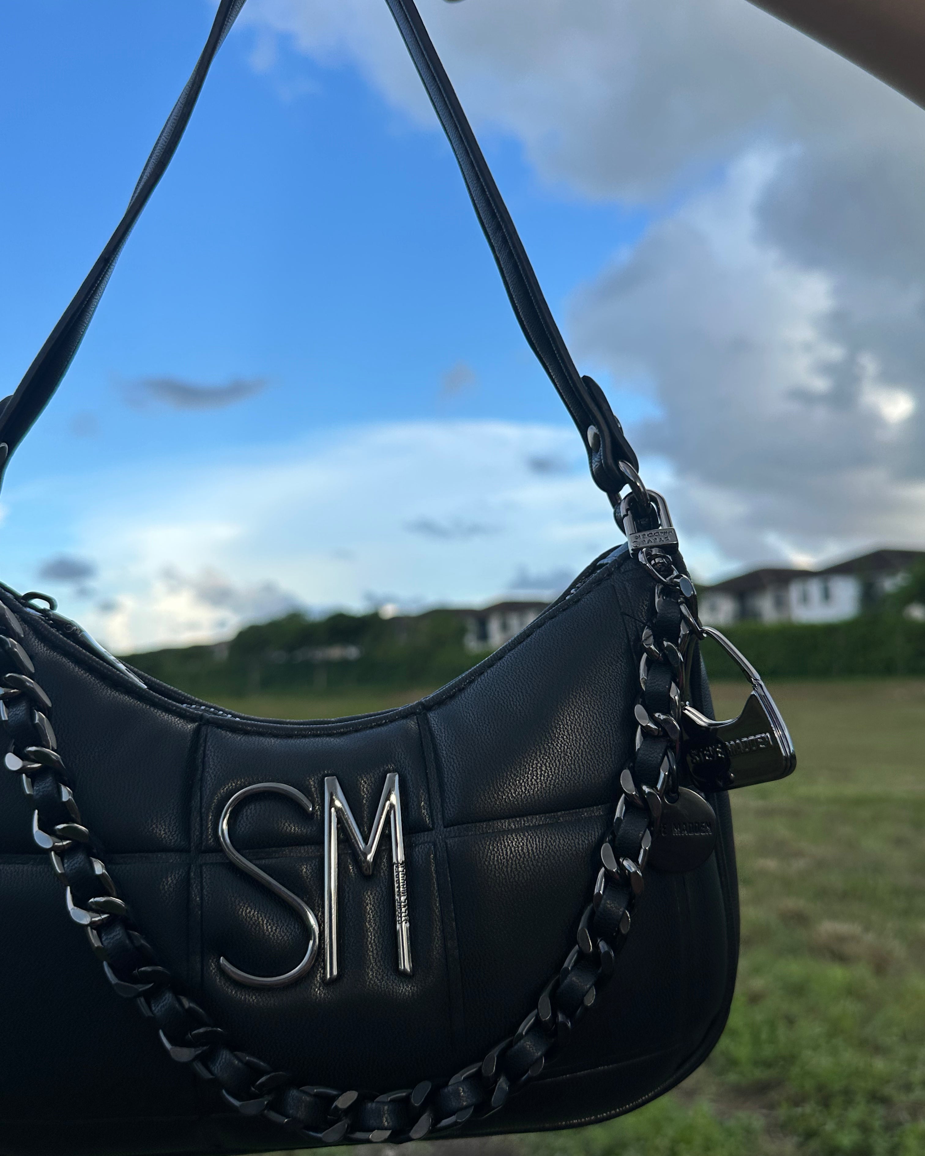 STEVE MADDEN BLACK SHOULDER BAG