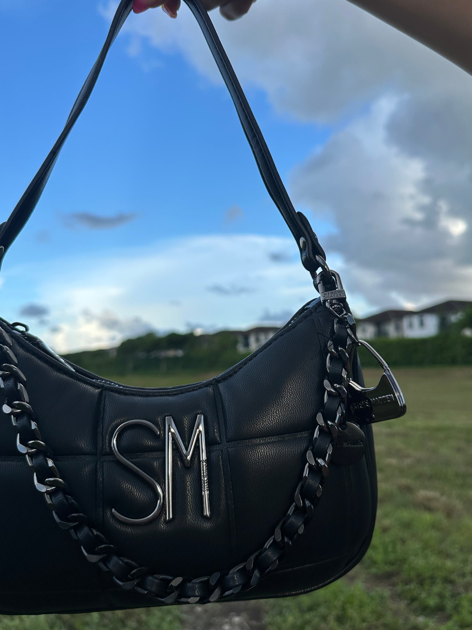 STEVE MADDEN BLACK SHOULDER BAG