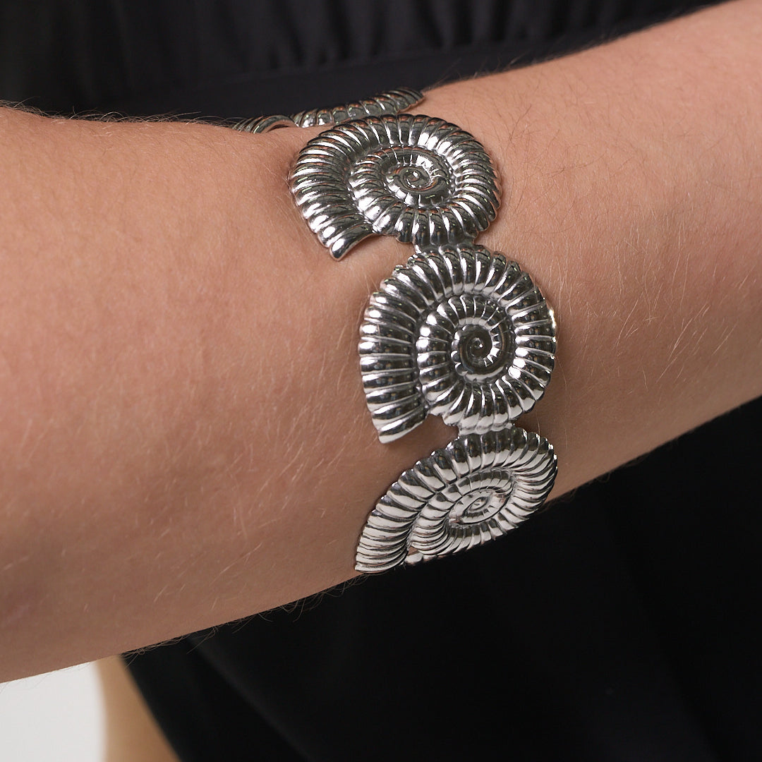 SHELL BRACELET